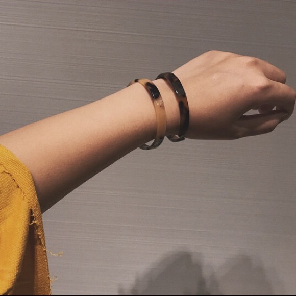 One piece - Brown Tortoise Resin Cuff Bracelet - Picture 3 of 8